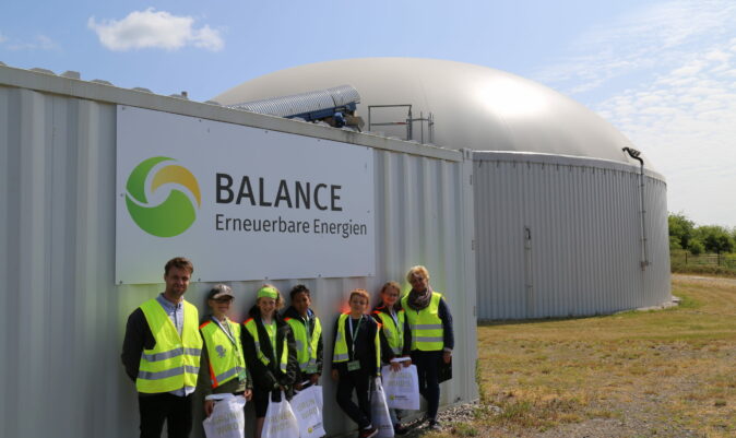 Schülergruppe vor der Biogasanlage