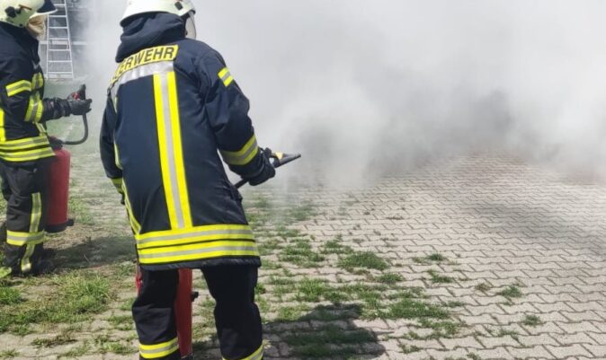Feuerwehrmann löscht Gasbrand bei Training